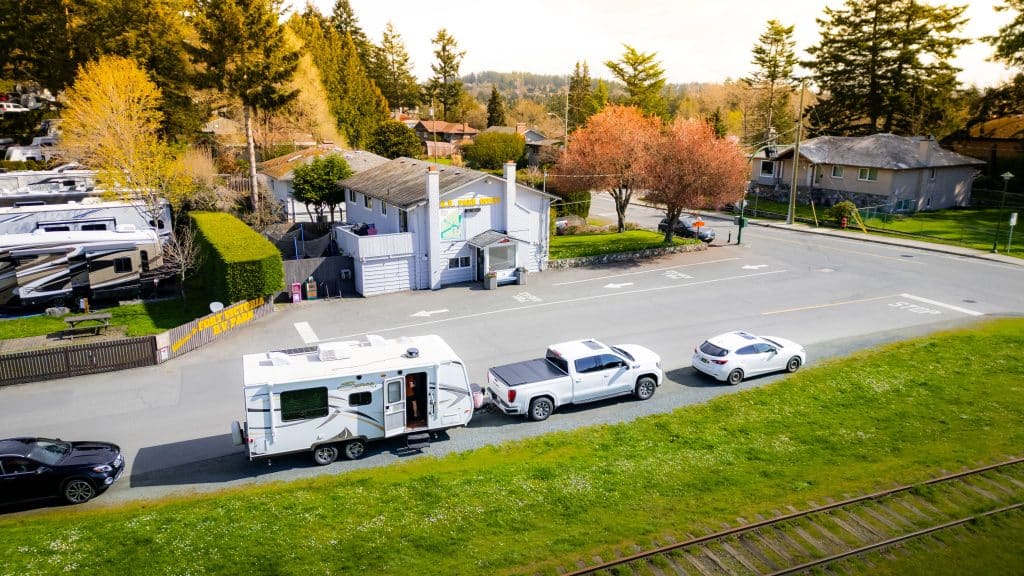 Pickup truck with RV trailer arriving at the office of Fort Victoria RV Park.